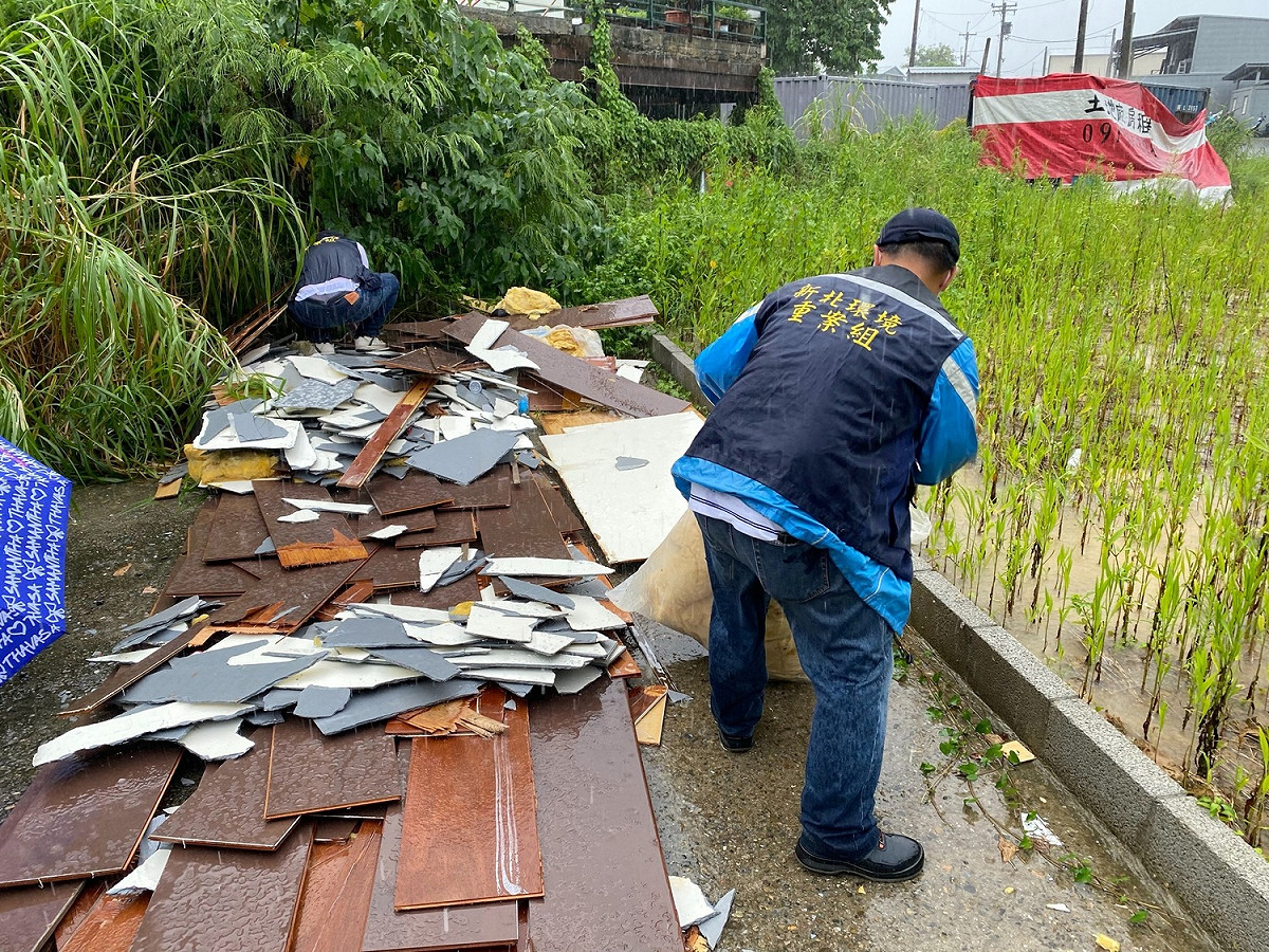 新北市府環境稽查重案組破獲業者濫丟裝潢廢棄物。 圖：新北市環保局提供