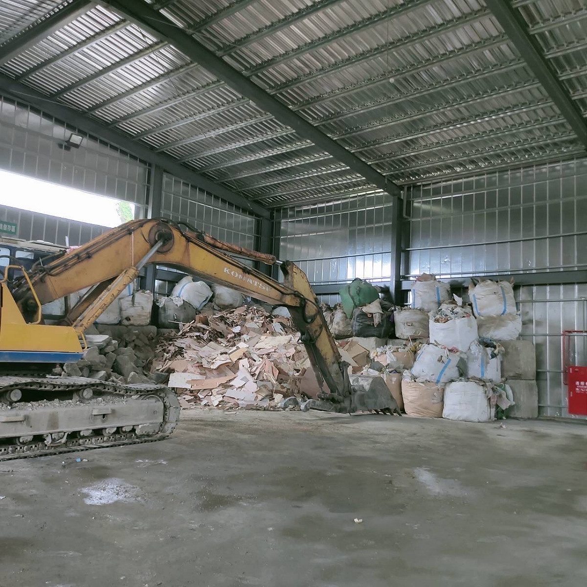 新北市積極輔導轄內45家營建廢棄 (混合)物處理、再利用機構及簡易分類場，每年可分類處理133萬噸營建及裝潢廢棄物。 圖：新北市環保局提供