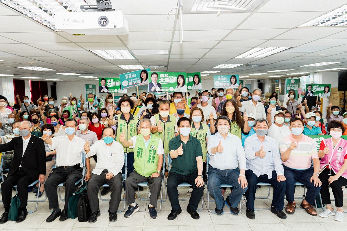 新北市長參選人林佳龍出席淡水區市議員鄭宇恩舉辦「新北大翻新，議員逗陣拚」座談會，包括立委羅致政、民進黨新北市黨部主委何博文皆到場助講。 圖：林佳龍競辦提供