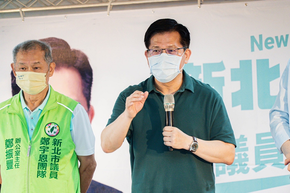 林佳龍出席淡水區市議員鄭宇恩舉辦「新北大翻新，議員逗陣拚」座談會，鄭宇恩因確診隔離中，她爸爸、民進黨新北創黨元老鄭振豐出席。 圖：林佳龍競辦提供
