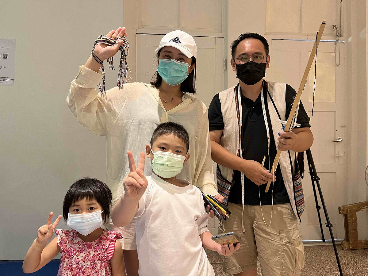 全家一起參加手環編織工作坊，完成後開心的在現場與將博·里漢講師（右一）合照。 圖：新北市政府原民局提供