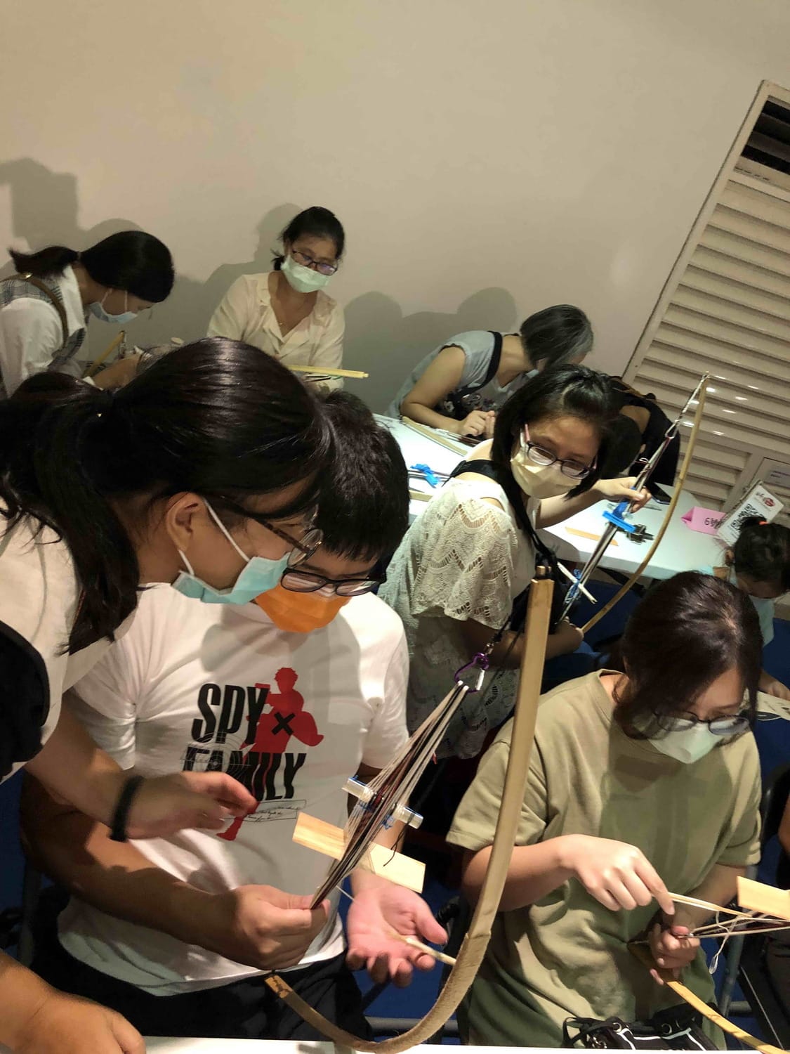 將博·里漢講師在講解完太魯閣族織布文化後，即利用弓箭教導在場民眾手製具有族群文化意義的織帶。 圖：新北市政府原民局提供