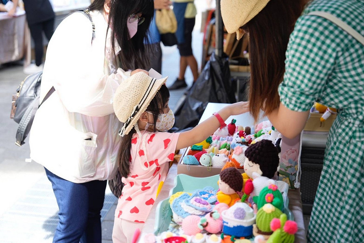 央北社宅小小住戶開心逛市集。   圖：新北市城鄉局提供