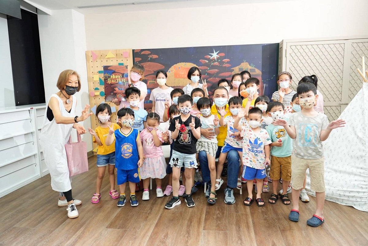 侯友宜與小朋友們開心合影。 圖：新北市城鄉局提供