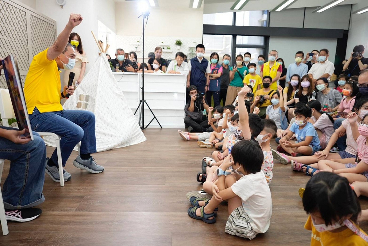 侯友宜生動地讀繪本，與小朋友開心互動。             圖：新北市城鄉局提供