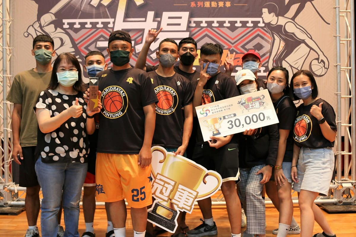 在親友的加油吶喊中，男子組盧奧運志雄隊險勝新北地主Brothers將冠軍獎盃及獎金帶回屏東。 圖：新北市原住民族行政局提供