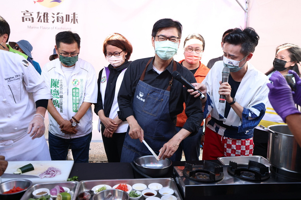 陳其邁(中)穿起圍裙客串二廚。 圖：高雄市政府提供