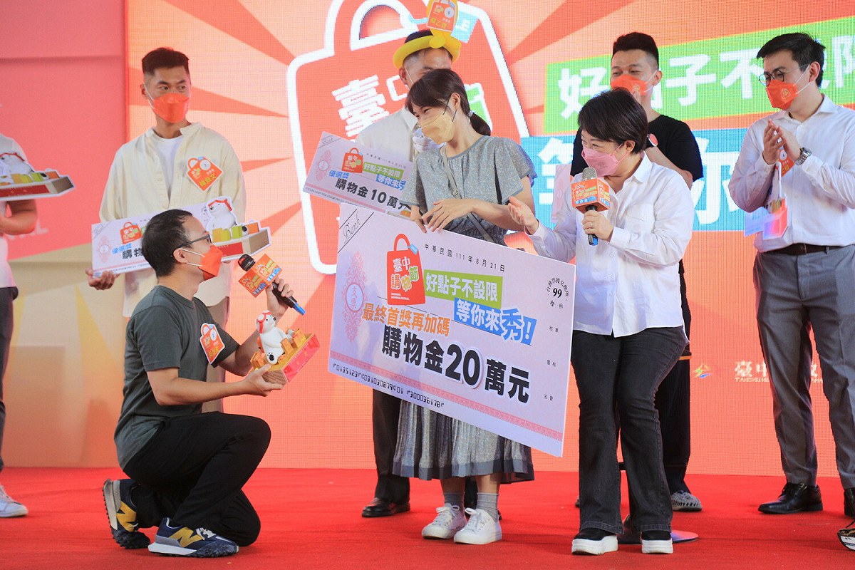 吳昱霆拿下秀創意首獎，並且當場向女友求婚成功。 台中市政府/提供