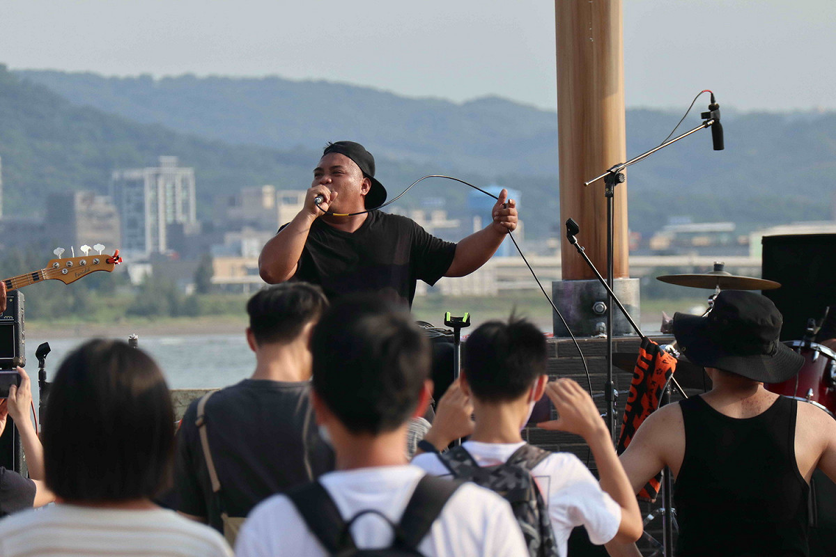 淡水漁人舞台最後一週由海洋音樂祭第十八屆海洋大賞MAFANA樂團開唱，本次舞台卡司囊括各+海洋音樂祭、金音獎、金曲獎等得主，堪稱歷屆以來最經典之選！ 圖：新北市觀旅局提供