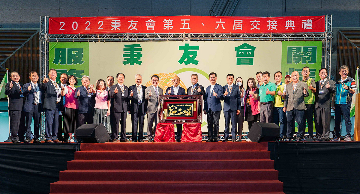 行政院長蘇貞昌、新北市長參選人林佳龍今晚同台出席「秉友會第五、六屆交接典禮」。 圖：林佳龍競辦提供