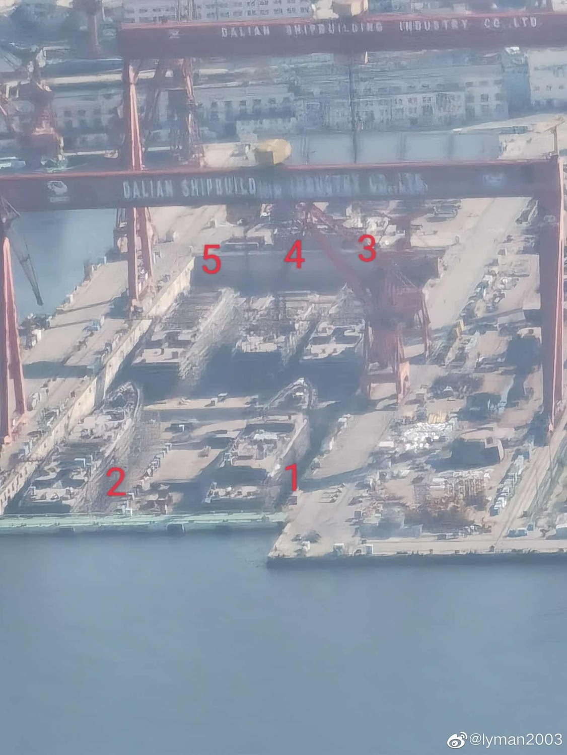 中國大連船舶重工集團一處船廠被拍到5艘處於不同建造階段的「052DL」型飛彈驅逐艦正在施工。 圖：翻攝@lyman2003微博