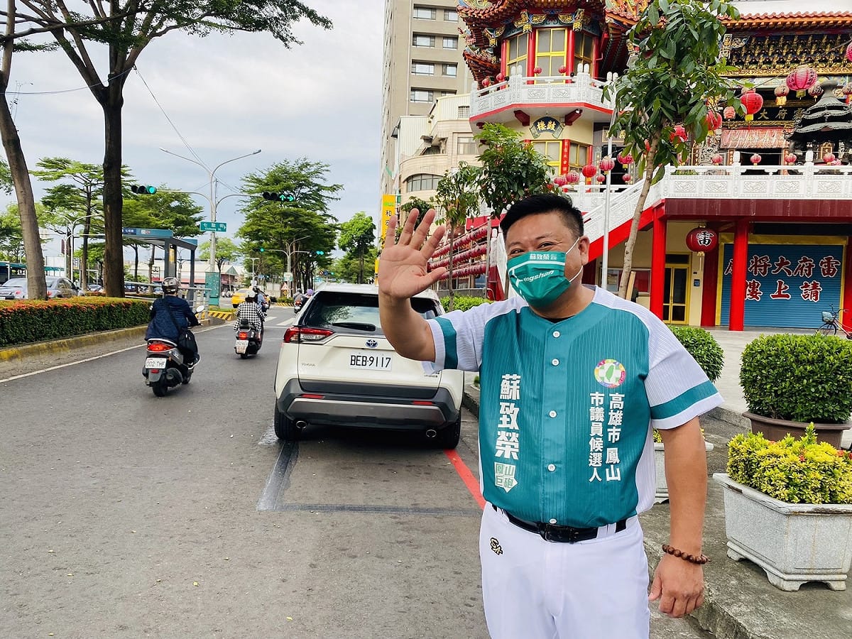 蘇致榮習慣穿球衣拜票。 圖：蘇致榮提供（資料照）