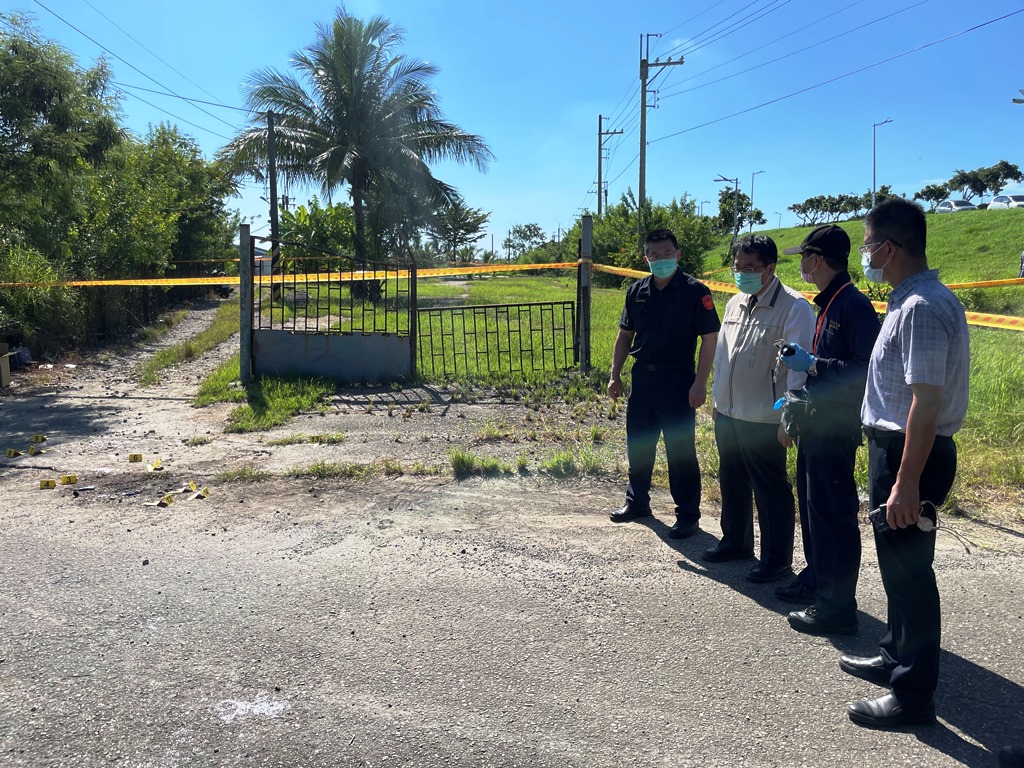 黃偉哲前往襲警現場視察。 圖：台南市政府提供