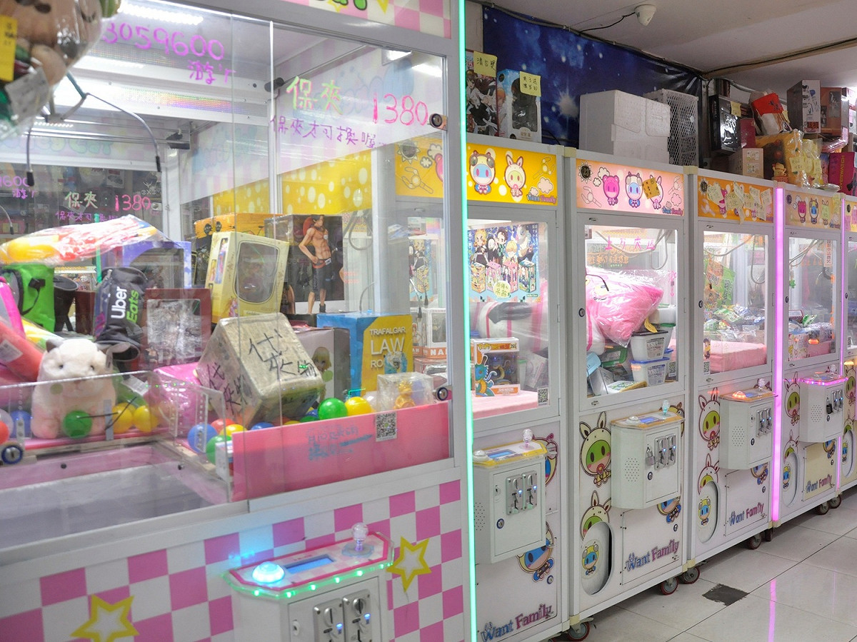 新北市府為有效規範自助選物販賣機機具設置條件，制定「新北市自助選物販賣事業管理自治條例」，22日經新北市議會審議完成二讀，若三讀通過，明年9月將開始實施。 圖：新北市經發局提供