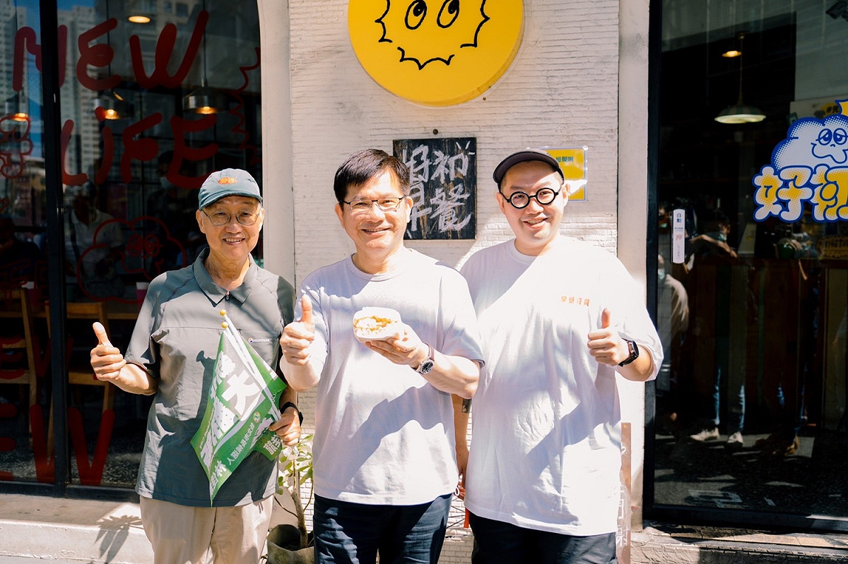 今(22)日一早林佳龍到板橋知名早餐店「好初早餐」，和創辦人陳頌成與陳爸爸共進早餐。 圖：林佳龍競選辦公室提供