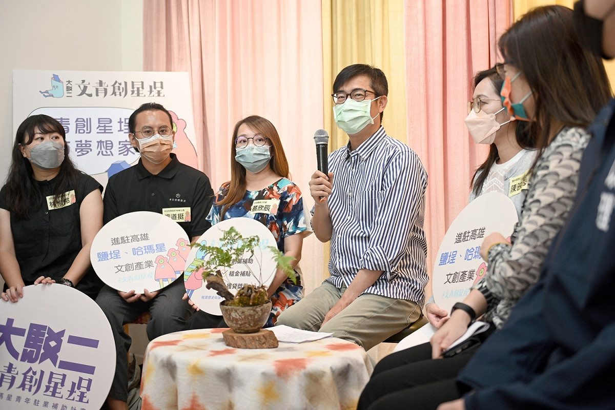 陳其邁(右三)支持警方強力執法鐵腕緝兇。 圖：高雄市政府提供
