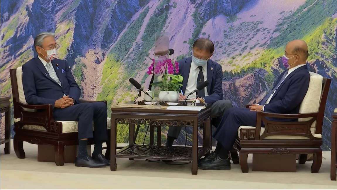 日本國會友台團體「日華議員懇談會」會長、自民黨眾議員古屋圭司與日華懇事務局長、自民黨眾議員木原稔22日抵台訪問，下午5時拜會行政院長蘇貞昌。 圖：擷自直播畫面（資料照）