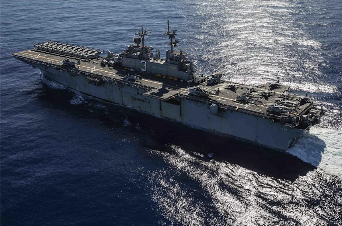 美國「胡蜂級」兩棲突擊艦「奇爾沙治號(LHD-3)」20日抵達立陶宛克萊佩達港訪問。 圖：翻攝DVIDS網站