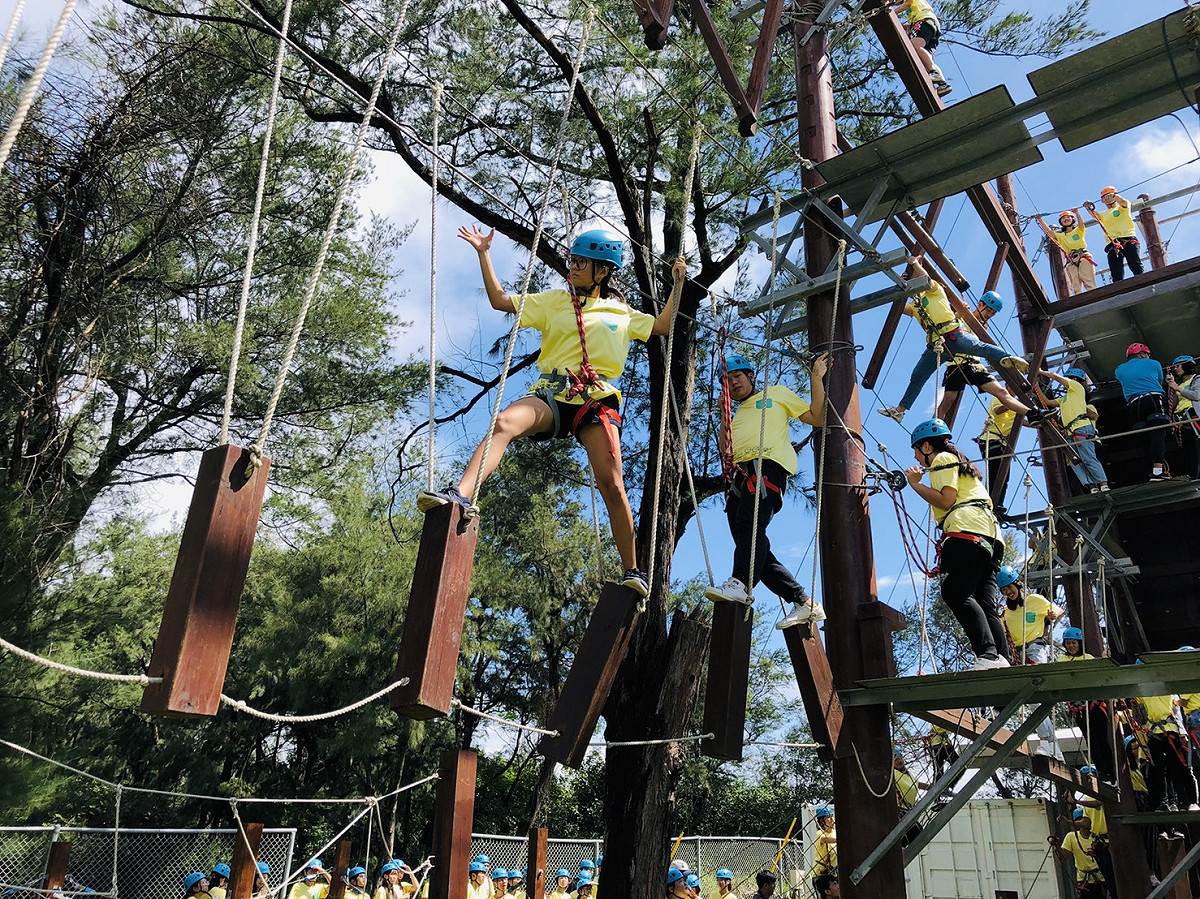 學員在桃園青年學習體驗園區挑戰巨人梯、信心擊球、高空獨木橋等戶外探索設施，經歷象徵「轉大人」的洗禮。 圖：桃園市青年局／提供