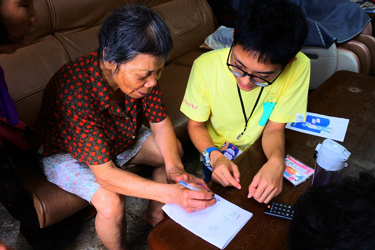 學員前往獨居長輩家中，共享青銀兩代餐桌談話時光、陪伴遊戲，也協助長者清掃生活空間。 圖：桃園市青年局／提供