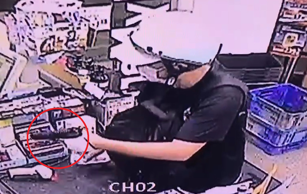 一名男子當晚11點多持槍搶劫新營區一家超商，警方推測這名搶匪可能是殺警案凶嫌。 圖：翻攝記者爆料網