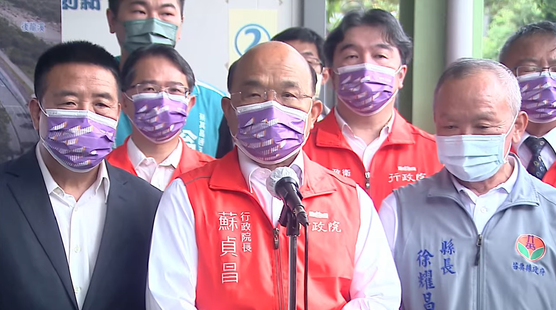 行政院長蘇貞昌今（23）天上午視察「苗栗醫院急重症醫療大樓擴建工程」前受訪，對於「數位中介服務法」草案是否會在選後繼續推動，做了明確「不支持」的表示。 圖：擷自直播畫面