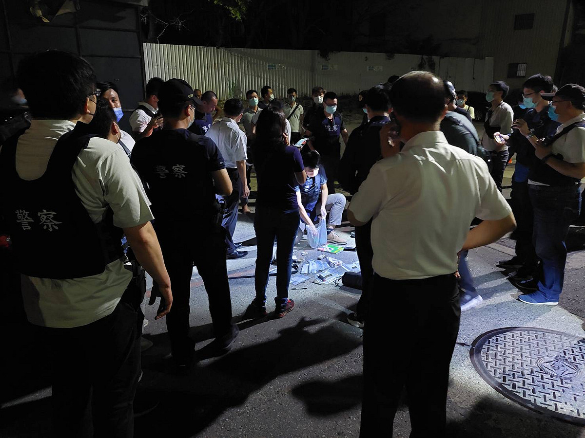 台南市發生震驚社會的殺警案，兇嫌林信吾在新竹市遭警方逮捕，警方從後背包起出殺警相關證物。 圖：台南市警察局提供