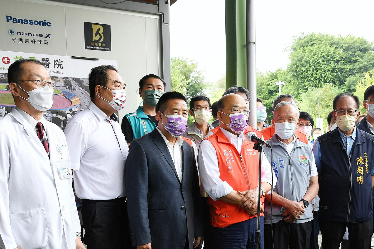 行政院長蘇貞昌今（23）天上午到苗栗縣視察苗栗醫院急重症醫療大樓擴建工程前受訪。 圖：行政院提供
