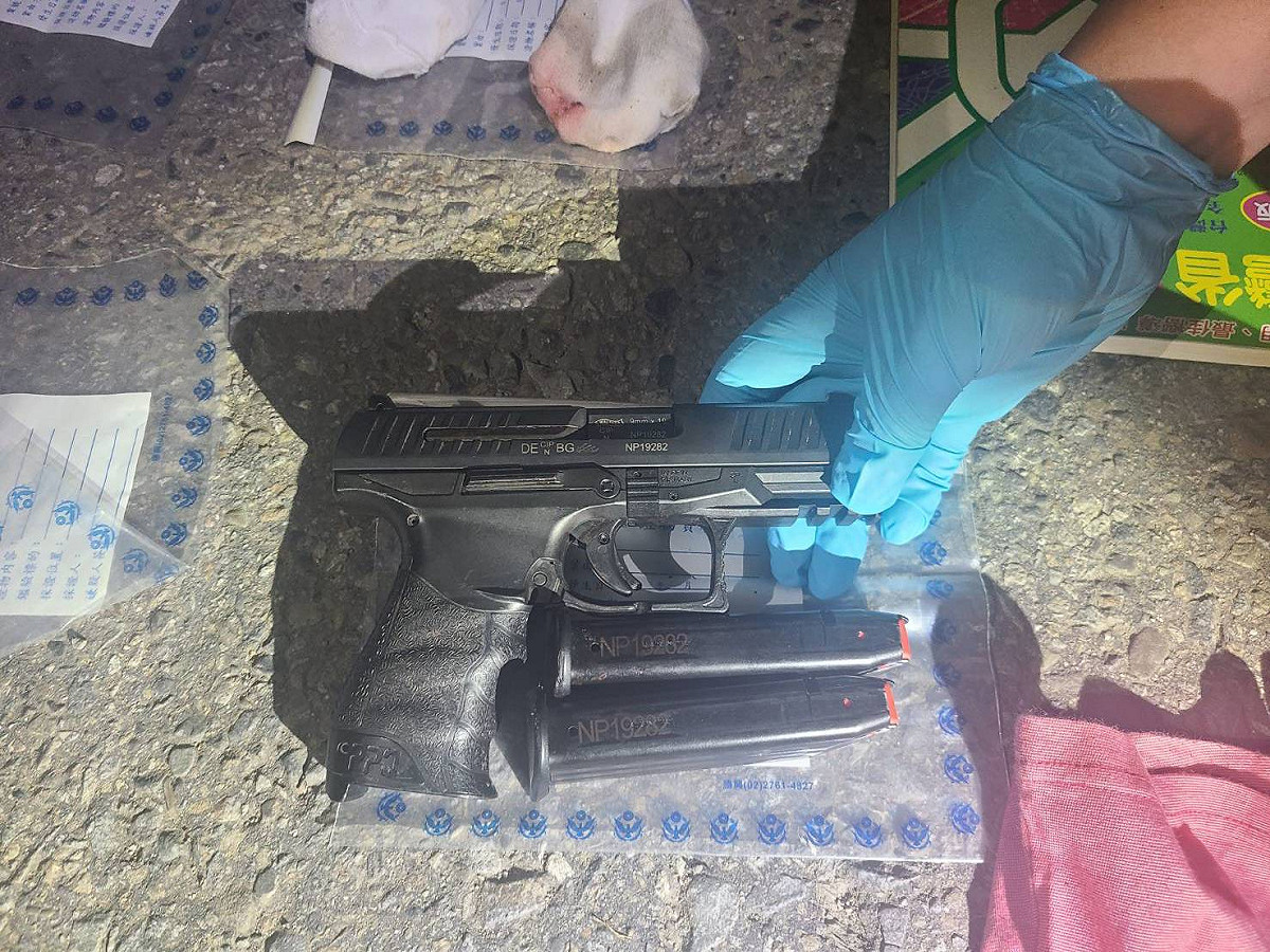 台南殺警兇嫌林信吾在新竹遭逮，他搶來的警用配槍與子彈，都從其包包內全數尋獲。 圖：警方提供