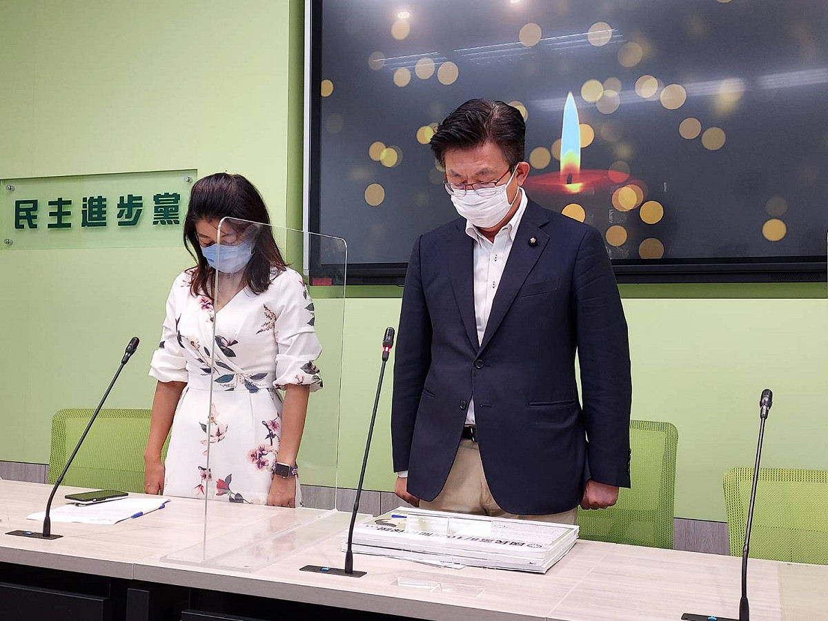郭國文、林楚茵對員警哀悼。 圖：陳佩君／攝