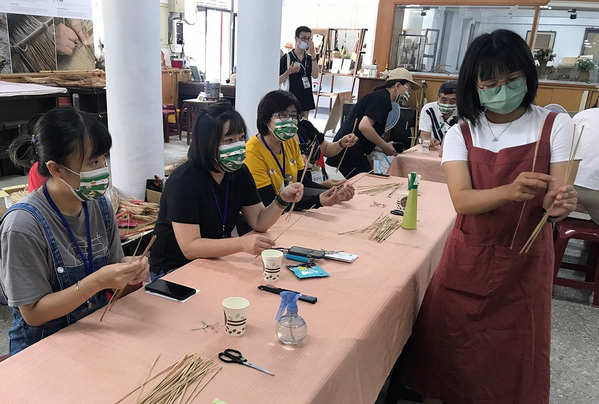 遊客體驗藺編工藝。