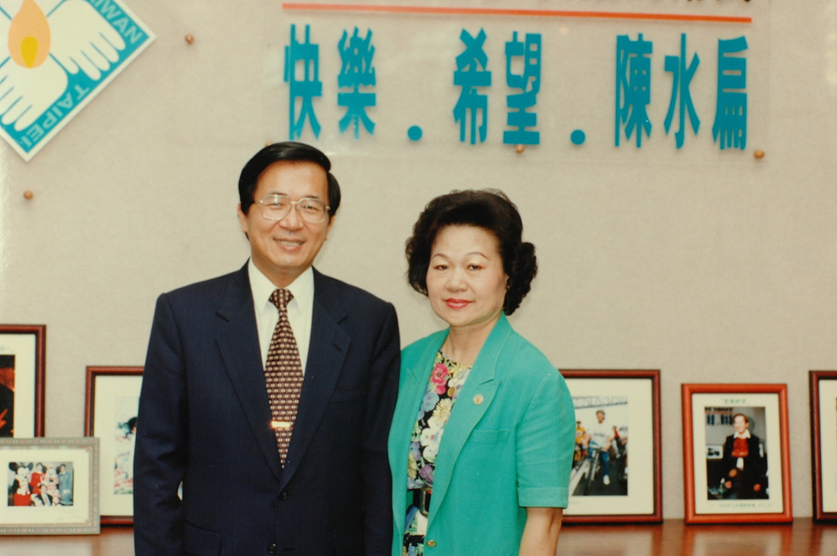 1998年，張慶惠參選桃園縣立委時與阿扁合影。 圖：陳水扁提供