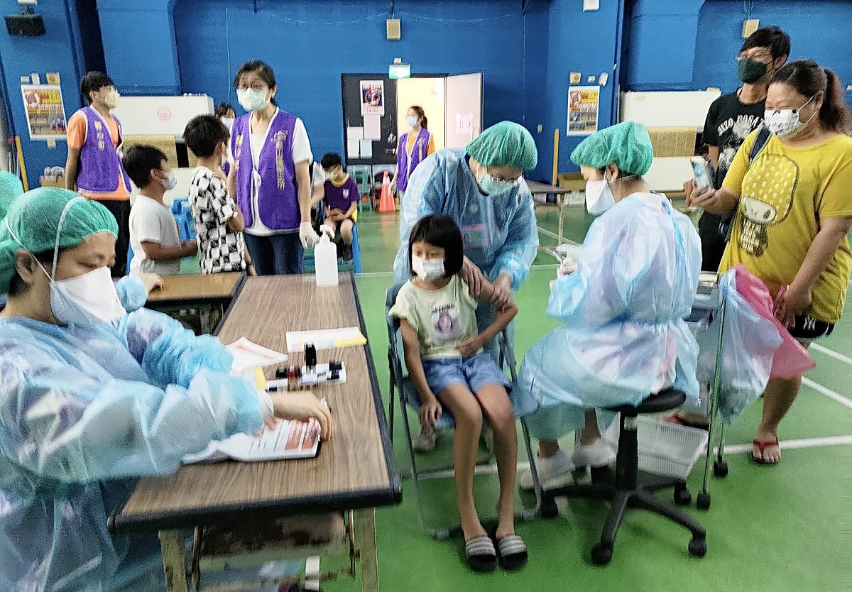 今年第二批BNT成人劑型疫苗於今日抵台，將優先提供給12-17歲青少年接種追加劑。 圖：高雄市教育局/提供（資料照）