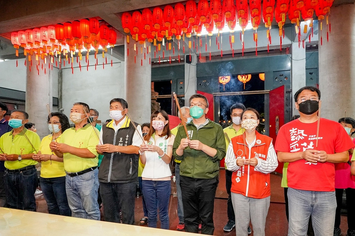 蔡其昌日前到后里宮廟參拜，泛綠市議員全到齊。 蔡其昌競選總部/提供