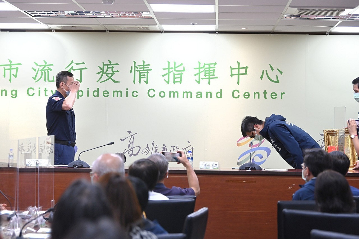 陳其邁(右)於市政會議對於疫情期間警方的辛勞，鞠躬表達最深謝意。 圖：高雄市政府提供