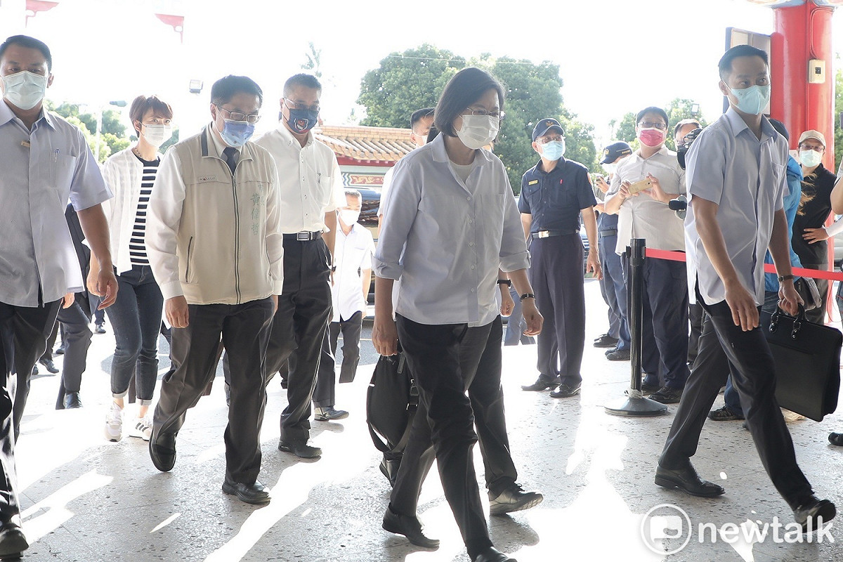 台南市民權派出所員警凃明誠、曹瑞傑追捕竊車嫌犯林信吾時遭凶殘殺害，總統蔡英文下午抵達台南市立殯儀館，親自慰問殉職員警家屬，並聽取家屬的建言。 圖：黃博郎攝