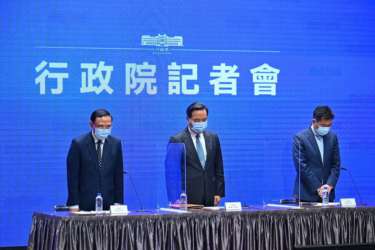 行政院發言人羅秉成、法務部長蔡清祥和內政部次長陳宗彥為2位台南殉職員警默哀1分鐘。 圖=： 行政院提供