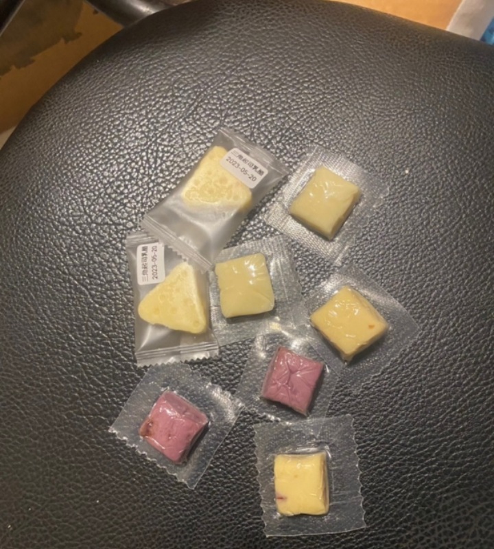 寵物食品分裝點心標示不全。 圖：新北市動保處提供