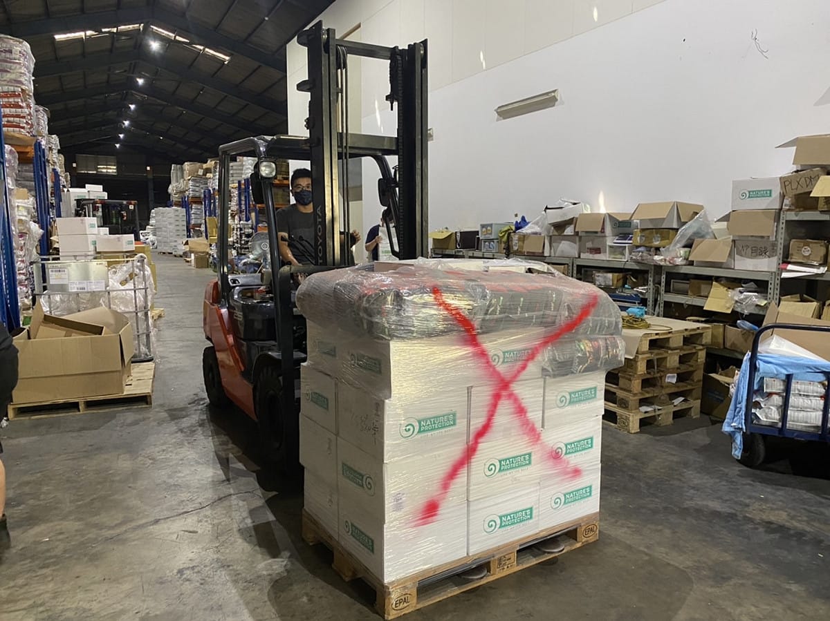 查獲保存劑及抗氧化劑超標之寵物食品進行銷毀。 圖：新北市動保處提供