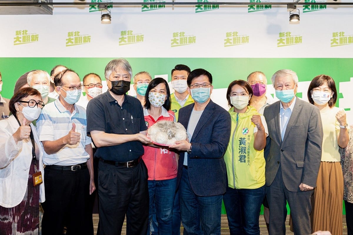 台派社團（23）日上午至林佳龍競選辦公室召開「台派社團共挺林佳龍」記者會，公開力挺民進黨新北市長參選人林佳龍，現場共有超過 21 個社團領袖到競辦團結力挺。 圖：林佳龍競選辦公室提供