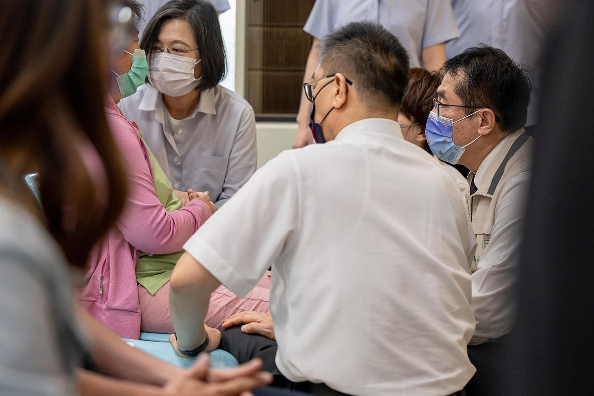 蔡英文今（23）天下午到台南向殺警案兩位殉職員警的家屬，致上最深的哀悼之意。 圖：總統府提供