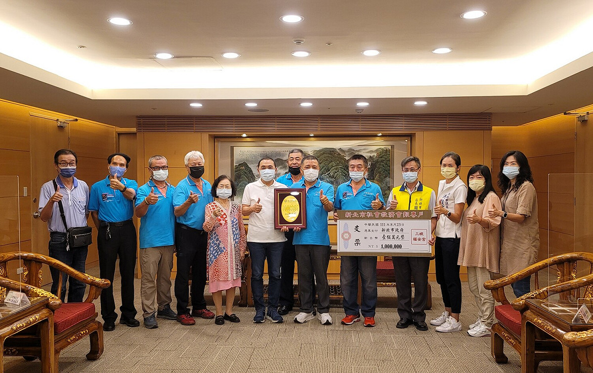 市府感謝三峽福安宮捐贈100萬元助弱勢。 圖：新北市民政局提供