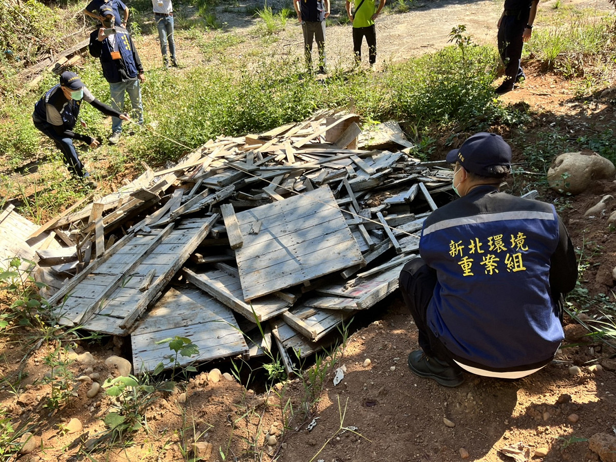 非法業者於林口頂福山區堆置非法廢棄物。