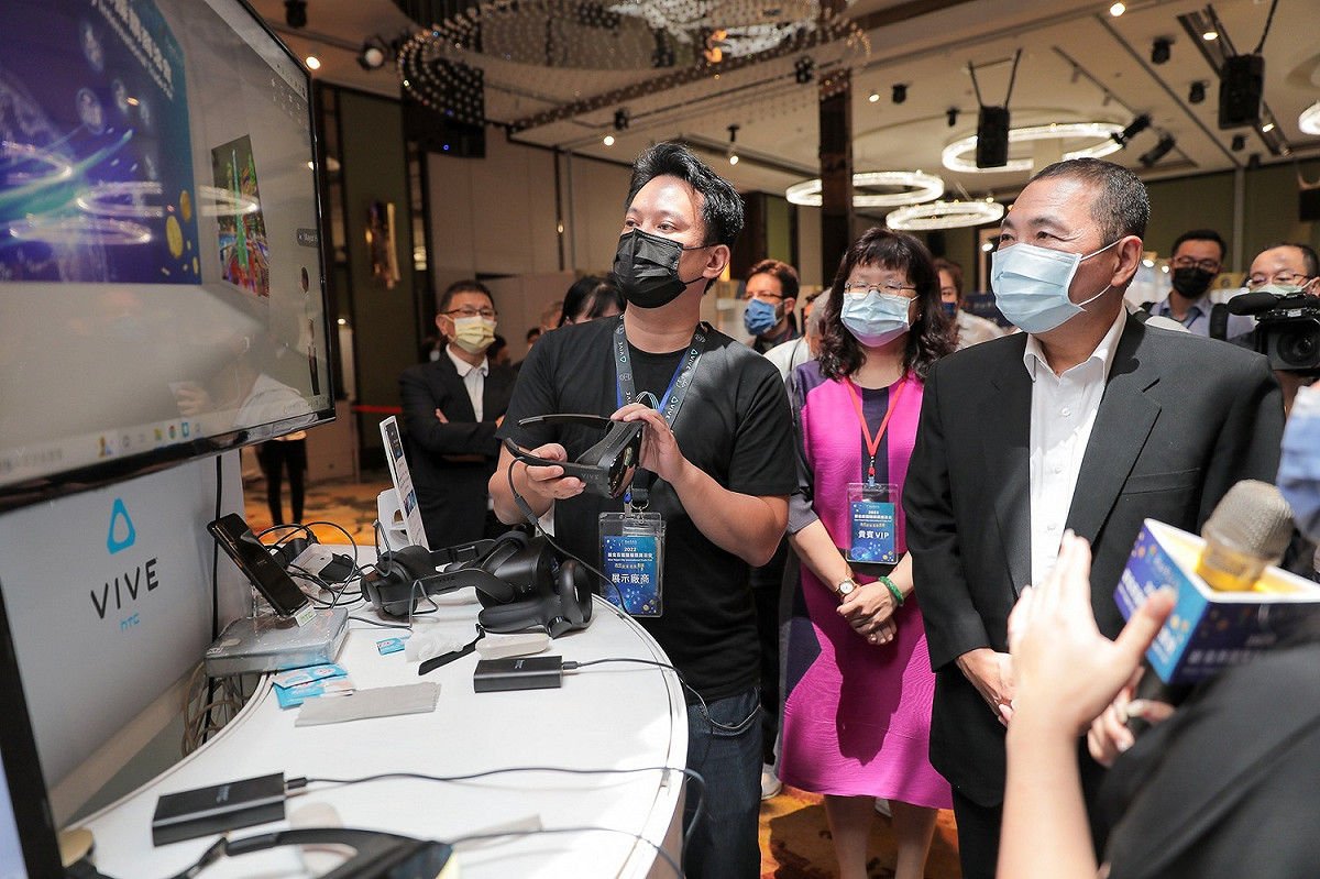 侯友宜體驗「宏達國際電子」的VIVERSE元宇宙平台，與其他使用者進行互動，饒富趣味。 圖：新北市經發局提供