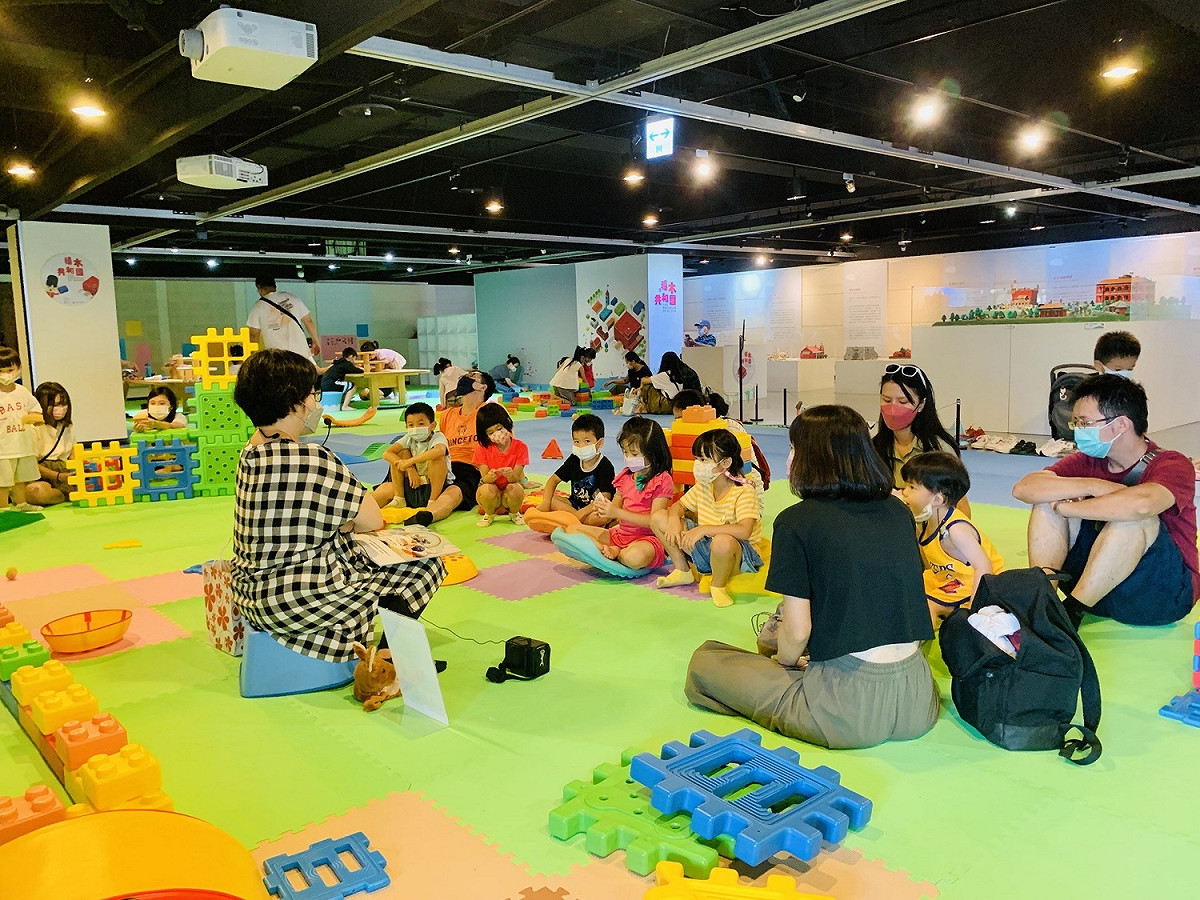 淡水古蹟博物館在積木共和國推出「大耳朵聽故事－爹媽放風時間」，由故事老師分享有趣的淡水歷史故事。