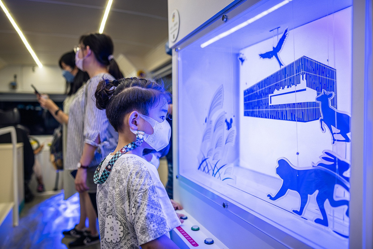 「我是小小觀察員」像是展開一場美術館的舞台劇，小朋友可以觀察顏色與光影的變化。 圖：新北市文化局提供