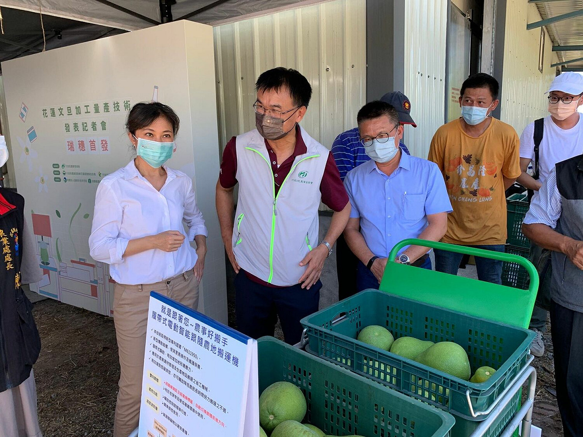 民進黨花蓮縣長參選人Kolas Yotaka（左起）日前與農委會主委陳吉仲，一起現身關心花蓮農民，解決花蓮文旦柚銷路問題。 圖：翻攝自Kolas Yotaka臉書