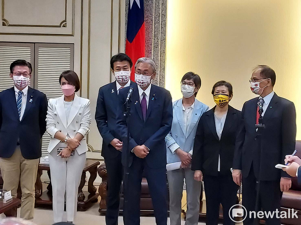 古屋圭司(圖中)一行人赴立法院拜會。 圖：陳佩君／攝