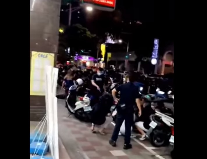 蘆洲昨(23)日晚間發生鬥毆，警方開5槍警告，獲網友一片支持。 圖：翻攝自臉書