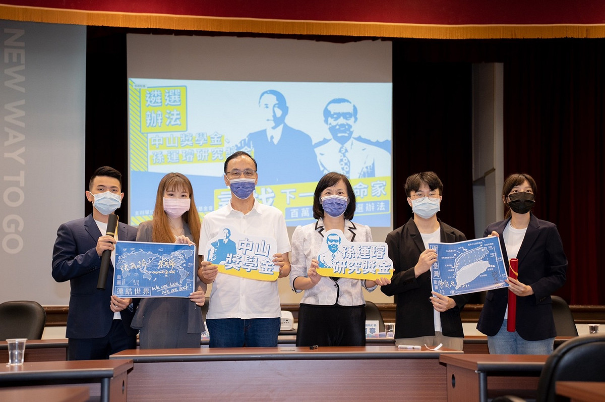 國民黨主席朱立倫（左三）回應宜蘭縣長林姿妙遭起訴的狀況。 圖：國民黨文傳會/提供